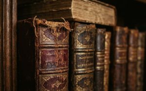 Корешки старинных книг в кожаных переплётах с золотым тиснением
