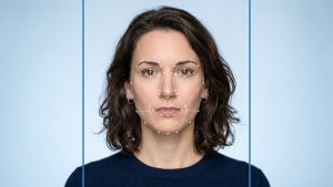 Лицо женщины с биометрической разметкой точек