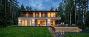 Современный загородный дом в сумерках