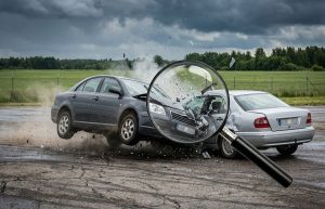 Столкновение двух автомобилей и лупа