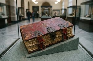 Старинная книга с металлическими застёжками в музее