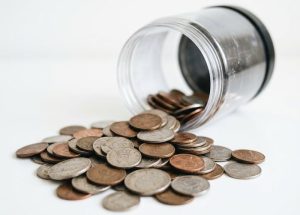 Монеты высыпаются из опрокинутой банки