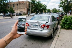 Фотографирование повреждённого автомобиля на смартфон