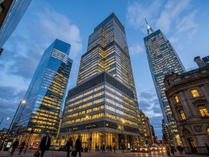 Современные офисные небоскрёбы в сумерках